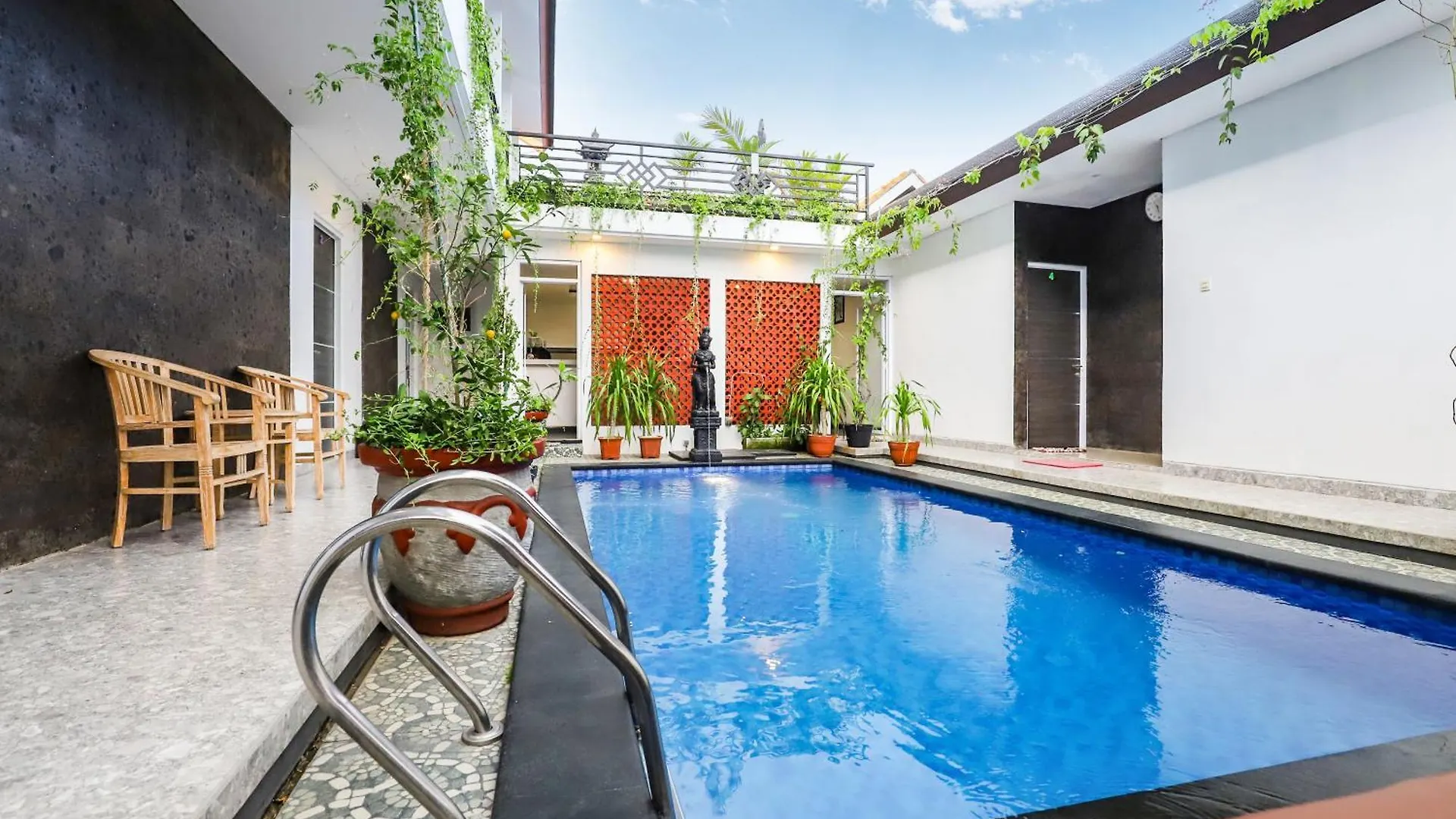 White Blue House 7 -Pvt Room, Shared Pool&Kitchen Ubud