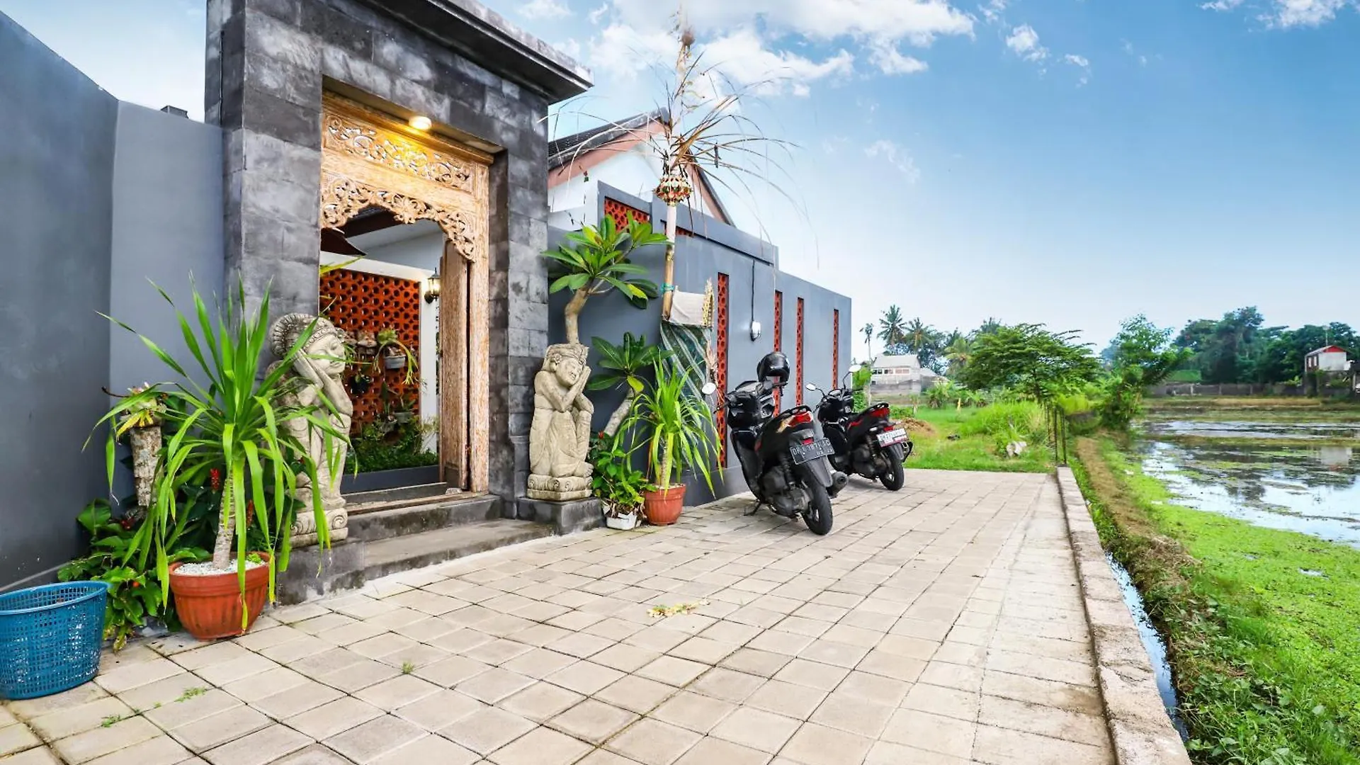 White Blue House 7 -Pvt Room, Shared Pool&Kitchen Ubud  Guest house