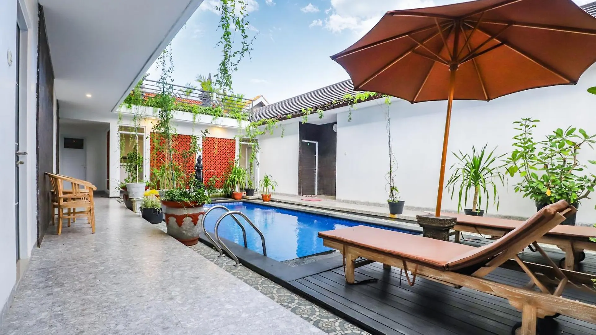 Guest house White Blue House 7 -Pvt Room, Shared Pool&Kitchen Ubud